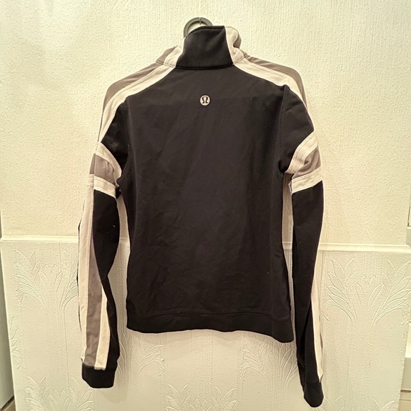 ✨ 2 for $20 ✨ Retro black and grey lululemon define jacket in size 4 - Picture 2 of 3